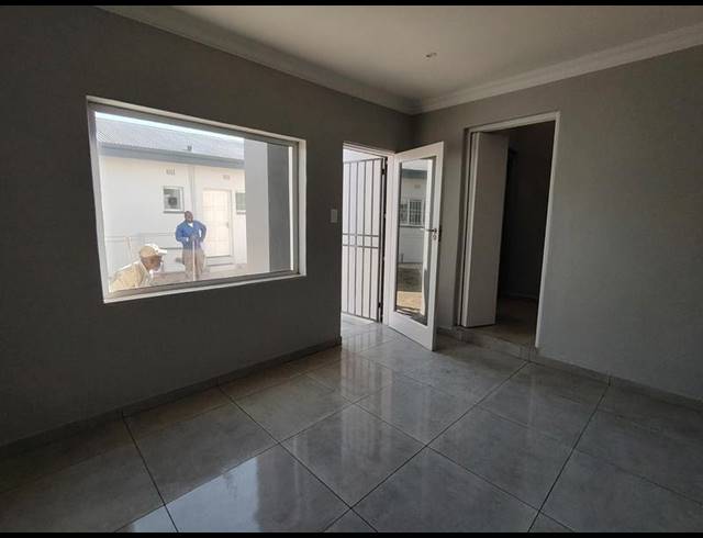 BUSINESS PROPERTY TO RENT IN LYTTELTON MANOR